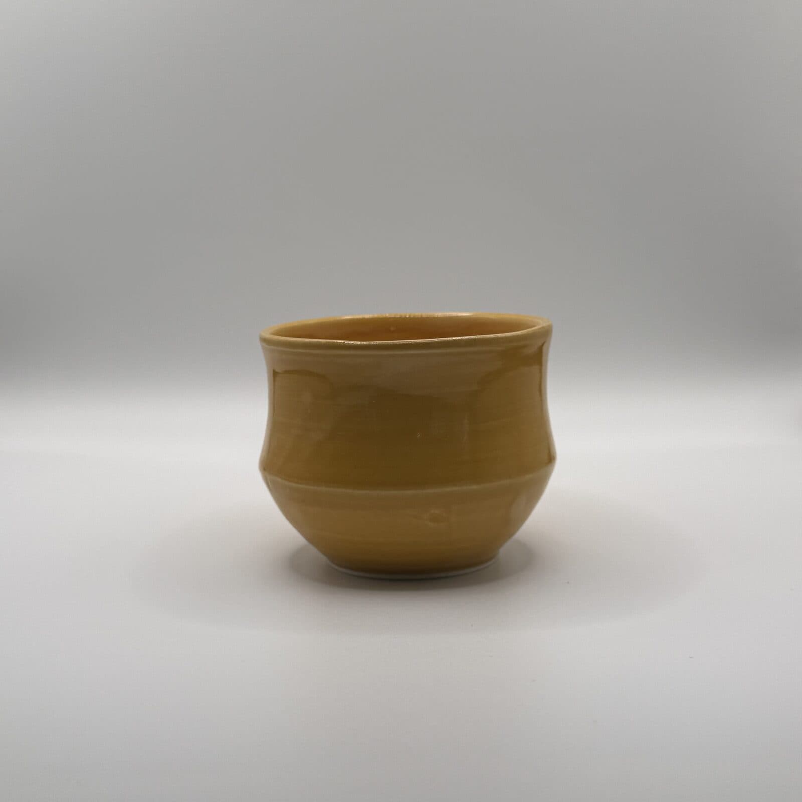 Tasse céramique artisanale tenue en main par Élise